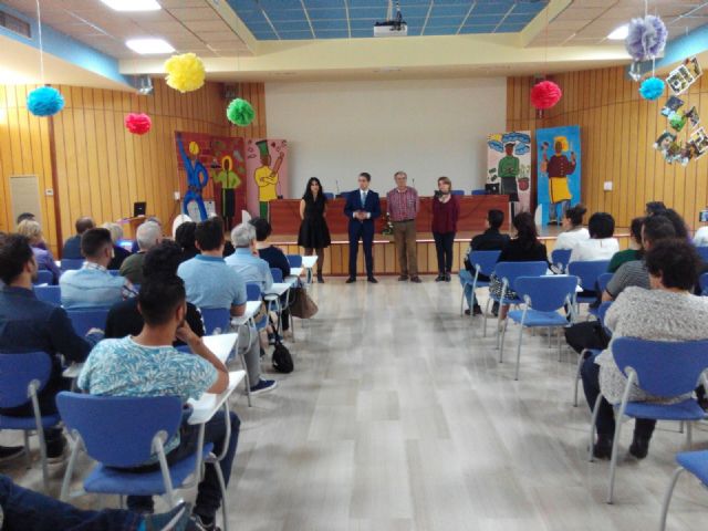 76 alumnos de los programas Mixtos de Empleo-Formación Palmar Gastro-Turismo II y  rehabilitación del Pabellón Noreste del CFIE El Palmar reciben sus certificados de formación