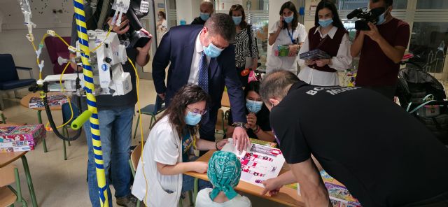 Los Bomberos de Murcia llevan la ilusión a los niños ingresados en la Arrixaca