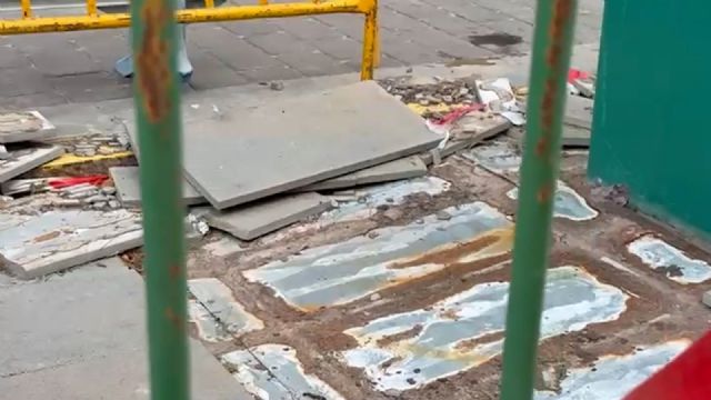 Contenedores soterrados rotos y una limpieza deficiente: el día a día en barrios y pedanías