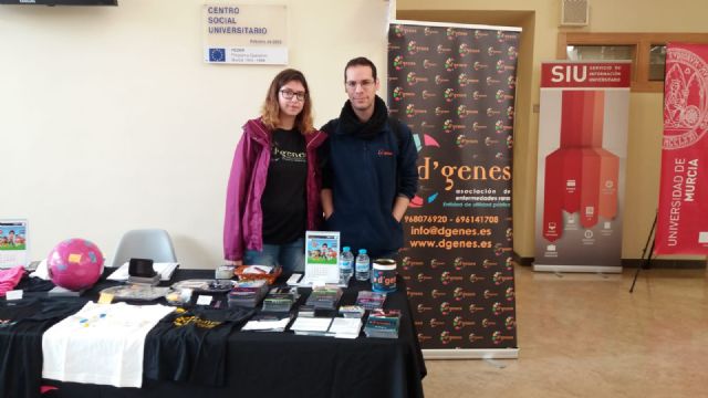 D´Genes participó en el mercadillo solidario celebrado en el Centro social universitario de la Universidad de Murcia, en el campus de Espinardo