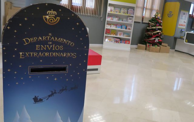 Correos instala en cuatro oficinas de la capital murciana buzones de Navidad