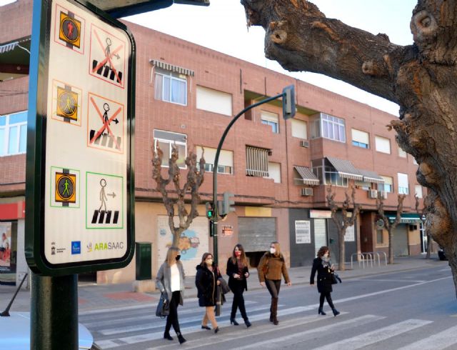 Los entornos del colegio de educación especial Las Boqueras y del centro de Asteamur ya cuentan con semáforos adaptados a personas con trastorno autista