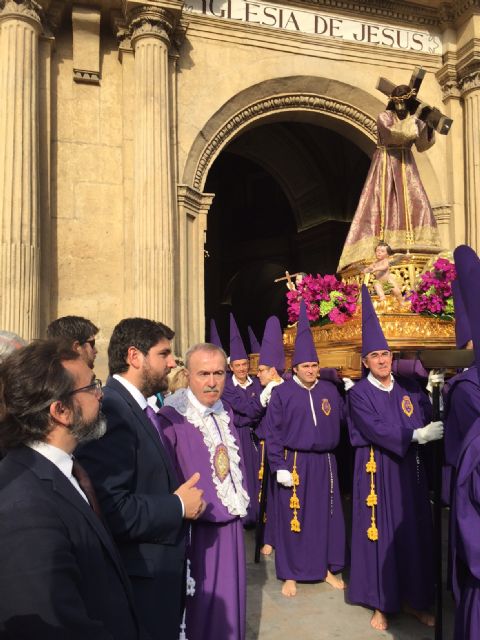 Fernando López Miras asiste a la salida de la procesión de los Salzillos