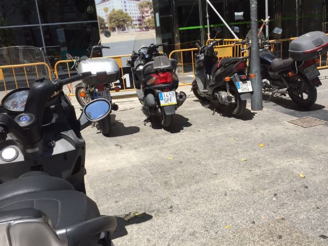 El PSOE denuncia los obstáculos y la suciedad en las aceras de acceso al Hospital Reina Sofía