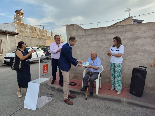 El Ayuntamiento homenajea en vida a un vecino ejemplar de Sangonera la Verde con una placa que da nombre a la calle 'Ginés de la Farmacia'