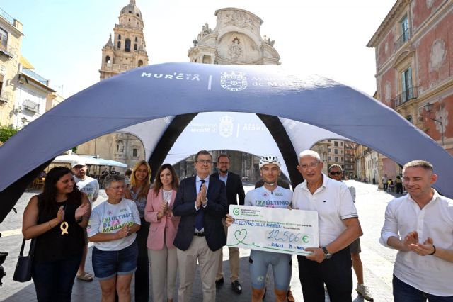 El ciclista Gabriel García completa en la plaza de la catedral el reto 'El último de la maratón' para homenajear a los pacientes de cáncer