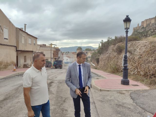 El Ayuntamiento renueva el asfalto en la calle Rey Lobo y en el Camino Mundo Nuevo de Monteagudo mejorando la seguridad de los usuarios