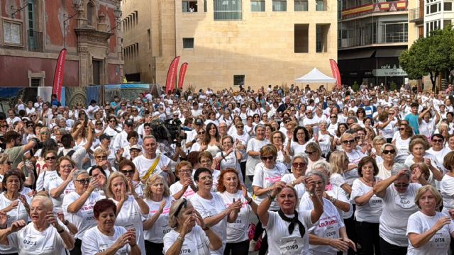 Usuarios de los Centros Sociales de Mayores conmemoran el Día de las Personas Mayores con deporte y convivencia en la Plaza de Belluga
