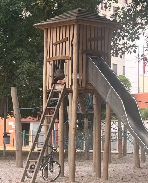 VOX denuncia que 'los parques de juegos infantiles son los nuevos dormitorios de los ilegales'