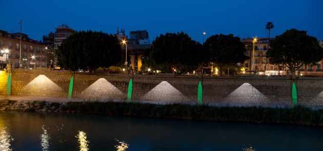 Cambiemos Murcia denuncia que la iluminación ornamental del río contradice los compromisos de lucha contra el cambio climático