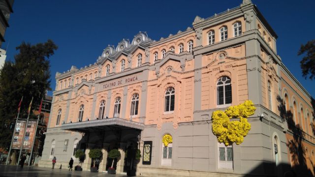 HUERMUR denuncia ante Cultura la estridente y distorsionante instalación colocada en la fachada del Teatro Romea de Murcia, monumento BIC