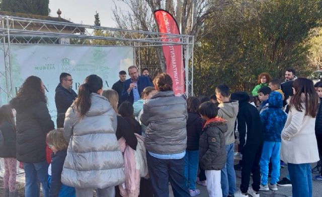 El Plan Foresta y los alumnos del CEIP Cristo de la Expiración revegetan la vía verde en la Vereda del Catalán