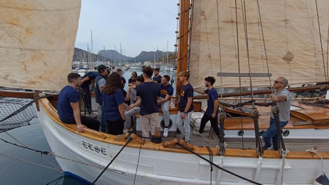 Alumnos de CAFD aprenden deportes náuticos a bordo del 'Else'