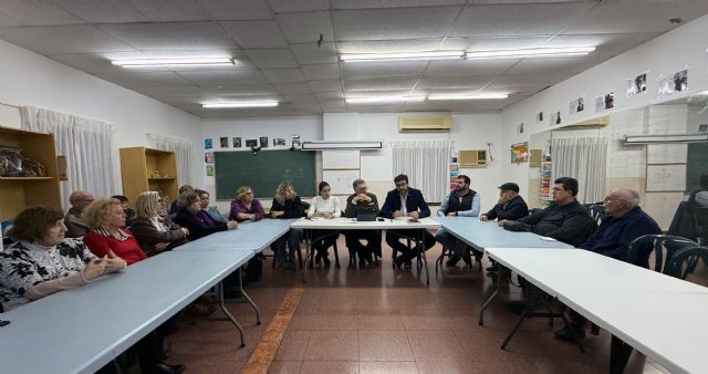 El PSOE defiende una revisión del PGOU con participación vecinal en un encuentro con la Asociación de Vecinos de El Raal
