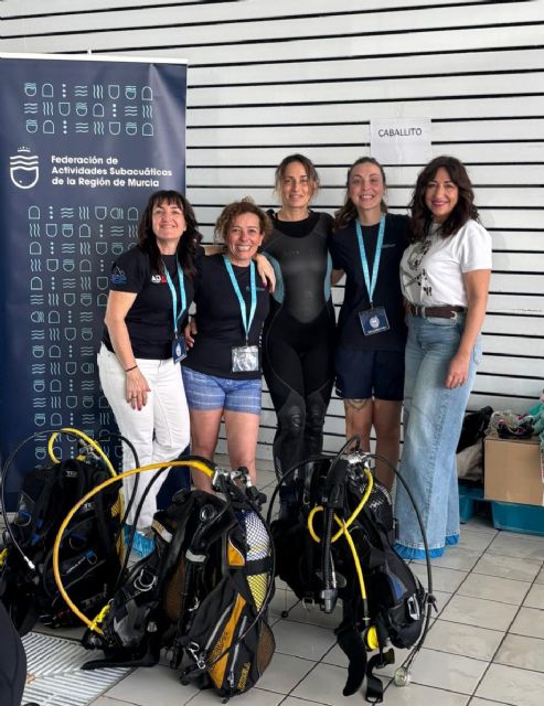 Más de 80 mujeres participan en un bautismo de buceo promovido por Política Social con motivo del 8 de Marzo