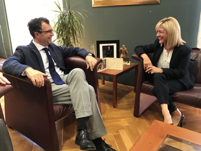 El alcalde se reúne con la directora regional de Carrefour de cara a la próxima apertura del hipermercado en Murcia