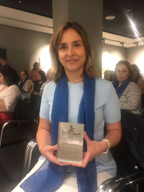 La asociación FibroFamuR nombra socia de honor a la concejala Conchita Ruiz