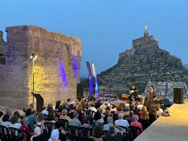 Más de un centenar de personas disfrutan del concierto de música andalusí a cargo de 'Sephardica' en el Palacio Ibn Mardanís