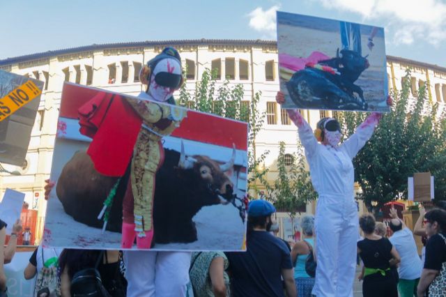 Colectivos sociales y políticos reclaman una 'Feria sin sangre' frente a la Plaza de Toros de Murcia