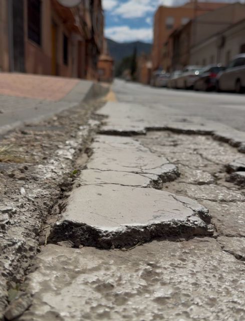 El PSOE denuncia que la desidia del PP en el mantenimiento de la vía pública pone vidas en peligro