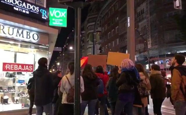 VOX Murcia denuncia el acoso a su sede durante la marcha feminista