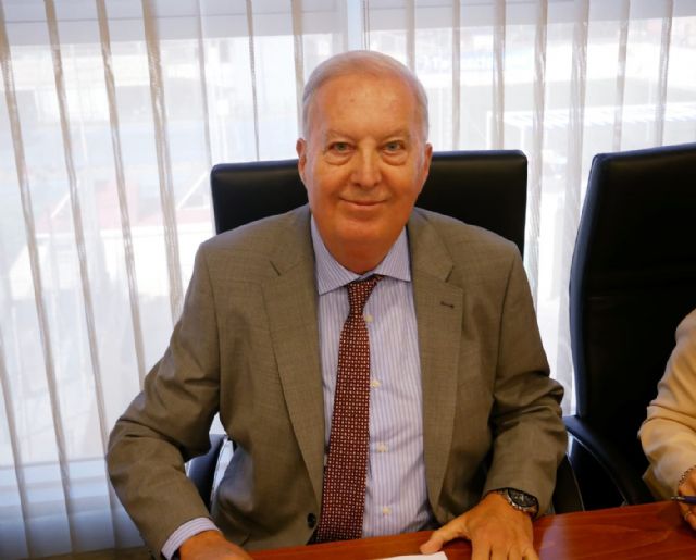 Martínez Pastor: 'A pesar de las trabas y zancadillas de una ministra sectaria e incompetente, las listas de espera se reducen gracias al compromiso del Gobierno regional'