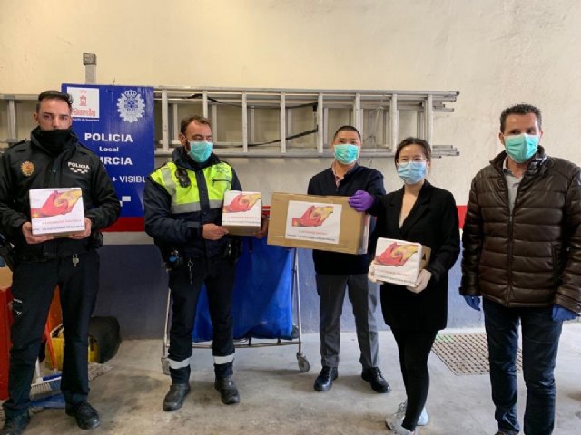 Se reparten más de 21.000 mascarillas  y guantes de protección entre hospitales de Murcia, Policía Local y Policía Nacional