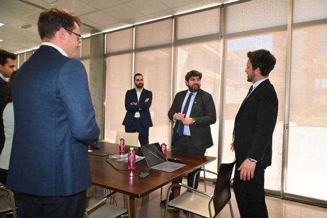 López Miras visita una empresa de modelos 3D para cirugía con motivo del Día Mundial del Emprendimiento