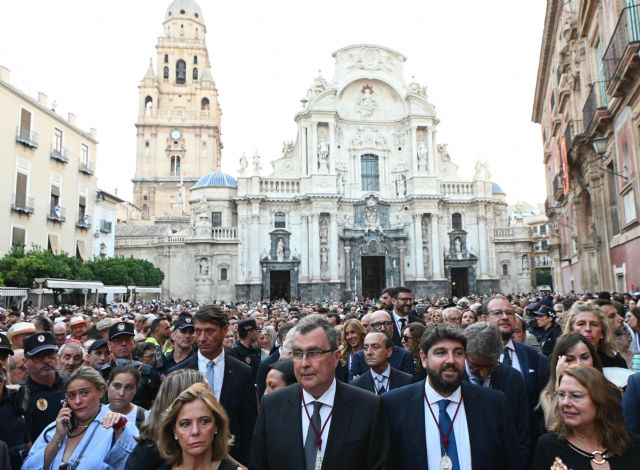 López Miras acompaña a la Virgen de la Fuensanta en la romería de regreso a su santuario