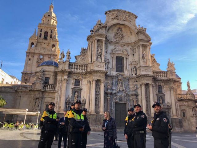 La Policía Turística realiza una visita guiada por los principales lugares de interés de la ciudad