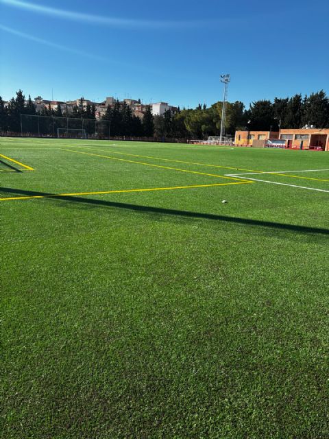 Murcia presenta en Cabezo de Torres una innovación pionera en Europa para el relleno de campos de fútbol aprobada por la FIFA