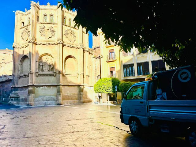 Más de 90 operarios y una treintena de medios mecánicos forman el dispositivo especial de limpieza para Semana Santa