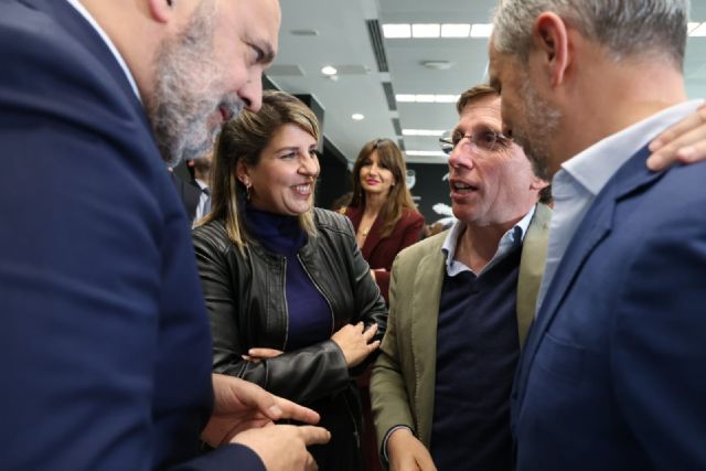 Arroyo pide el fin del maltrato de Sánchez a los municipios en una cumbre de alcaldes por la financiación municipal