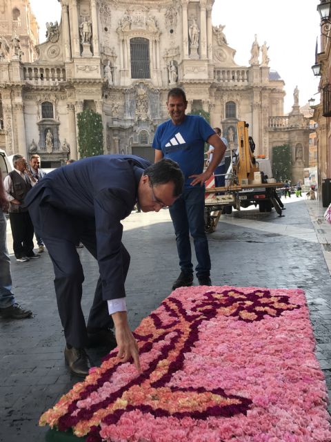 El Ayuntamiento engalana la Plaza Belluga para celebrar esta tarde la ofrenda floral en el 90 aniversario de la coronación de La Fuensanta