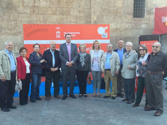 Centenares de personas visitan la caseta de Santo Domingo para conocer el uso seguro de internet