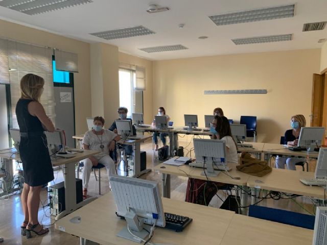 Las directivas de los centros de la mujer reciben formación para realizar sus trámites de manera digital