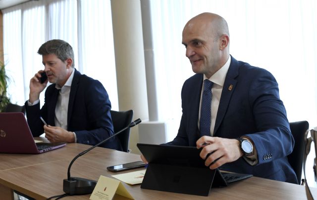 Un convenio entre la Agencia Municipal Tributaria y el Colegio Oficial de Gestores Administrativos de Alicante permitirá agilizar los trámites del pago del sello del coche