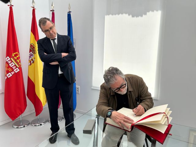 Jaume Plensa visita la Cárcel Vieja y deja su huella en el Libro de Oro del Ayuntamiento de Murcia