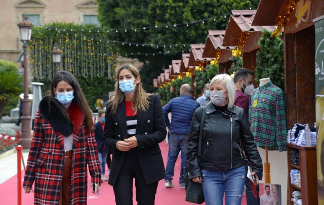 El mercadillo navideño de La Glorieta ofrece 25 casetas de creadores murcianos y casi una veintena de actuaciones