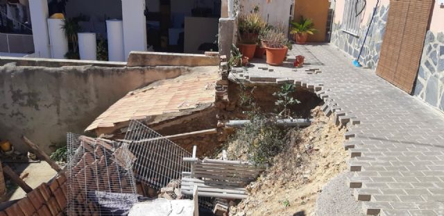 La reconstrucción de un muro de contención en El Puntal devolverá la normalidad a la calle Madrid de la pedanía