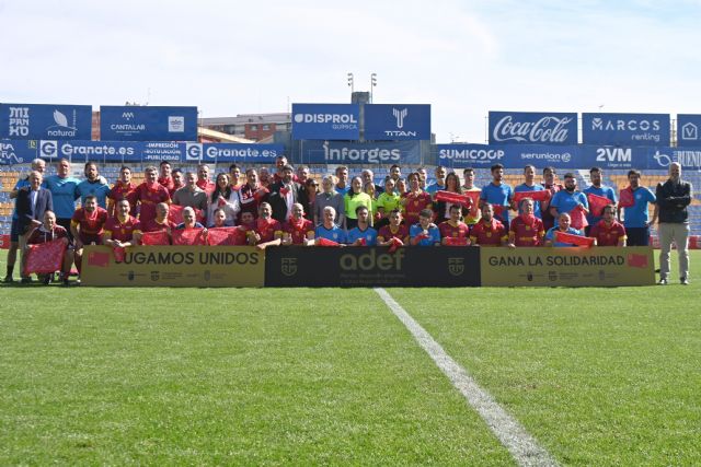 López Miras participa como entrenador en el partido de fútbol solidario a beneficio de la Fundación Aladina