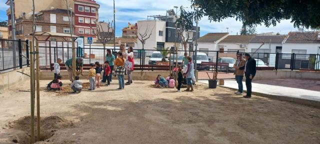 Jerónimo y Avileses estrena zona de juegos infantil renovada y arbolado en su colegio
