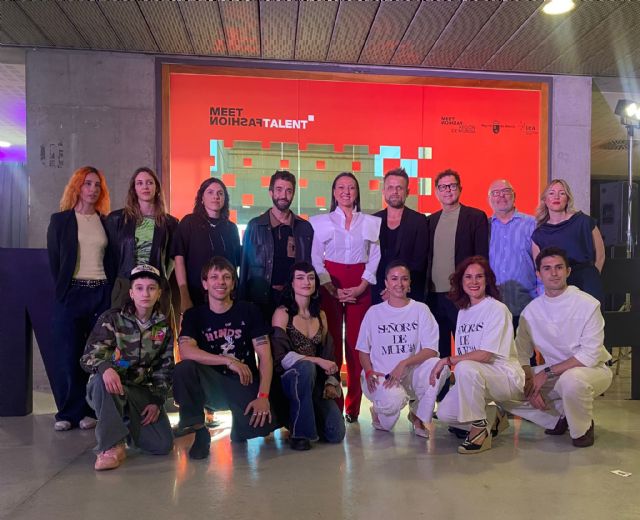 Los galardonados en el certamen 'Meet Fashion Impulsa' de Cultura muestran sus creaciones en la pasarela del Anexo del Víctor Villegas