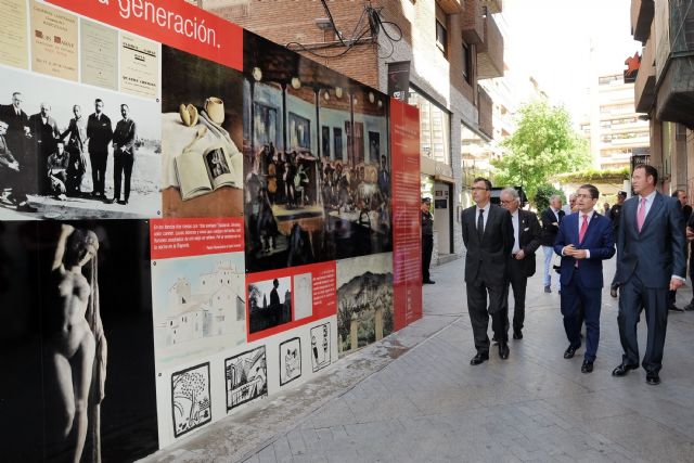 El mural ´La Murcia de los años 20´, antesala del Museo Ramón Gaya