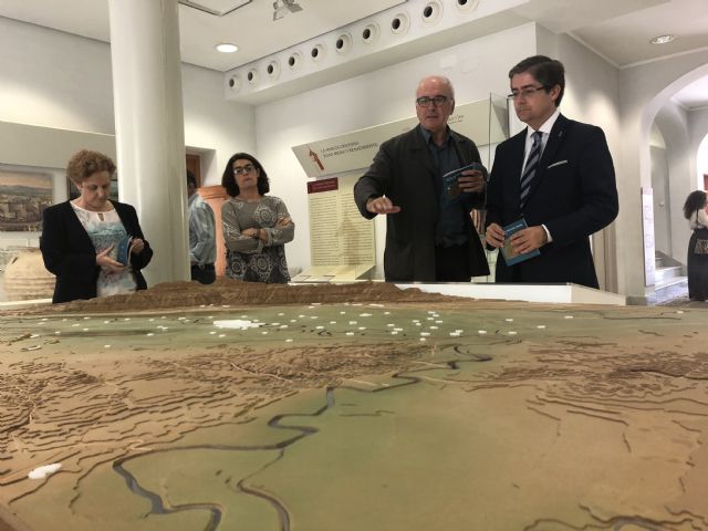 El Museo de la Ciudad ya muestra una maqueta que abarca 25 kilómetros cuadrados del Valle y la Vega del Segura del siglo XIII