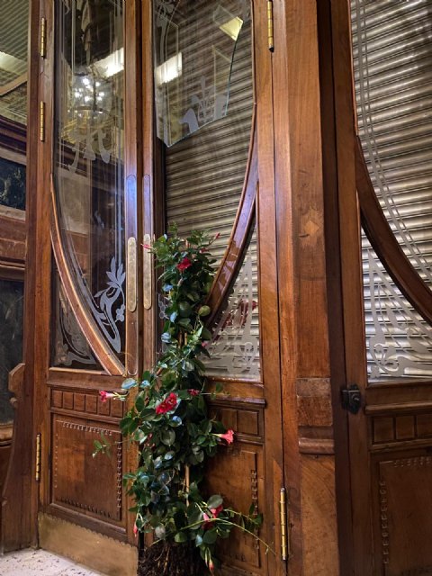 El Real Casino sufre un acto vandálico que destruye parte de su fachada histórica