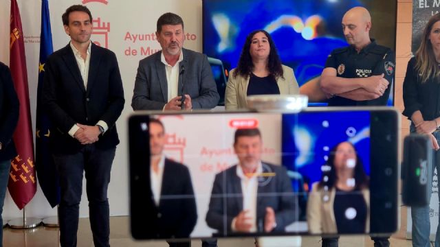 Murcia se vuelca con la solidaridad en la VII Gala Benéfica de la ONG Azul en Acción en el Teatro Romea