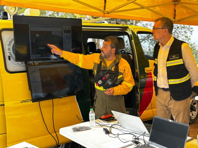 El acalde de Murcia visita puesto de mando del incendio de Cabezo de Plata y se reúne con los profesionales