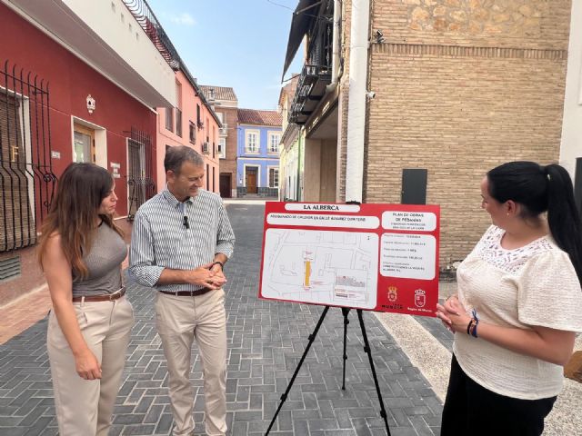Vecinos de La Alberca cuentan con una nueva acera adoquinada en la calle Álvarez Quintero mejorando accesibilidad y seguridad