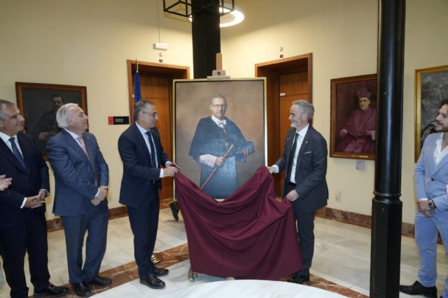 El retrato de José Luján ya cuelga en la Galería de Rectores de la Universidad de Murcia